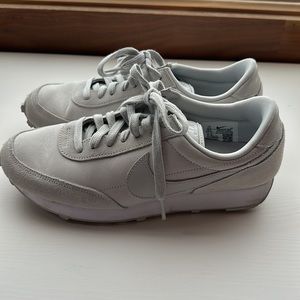 Nike DBreak Retro Women’s Sneaker - size 8.5M - photon dust-white